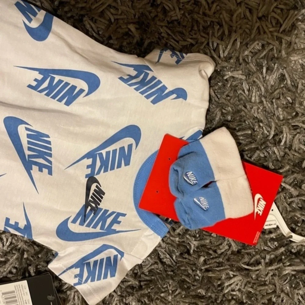 Nike baby unisex shortsleeved shorttall size 0-6 month - Picture 4 of 6